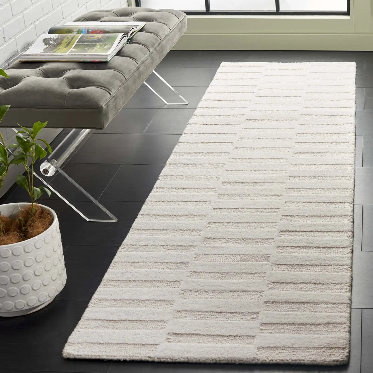 Safavieh Ebony 2'-3" x 8'-0" Rug in Ivory