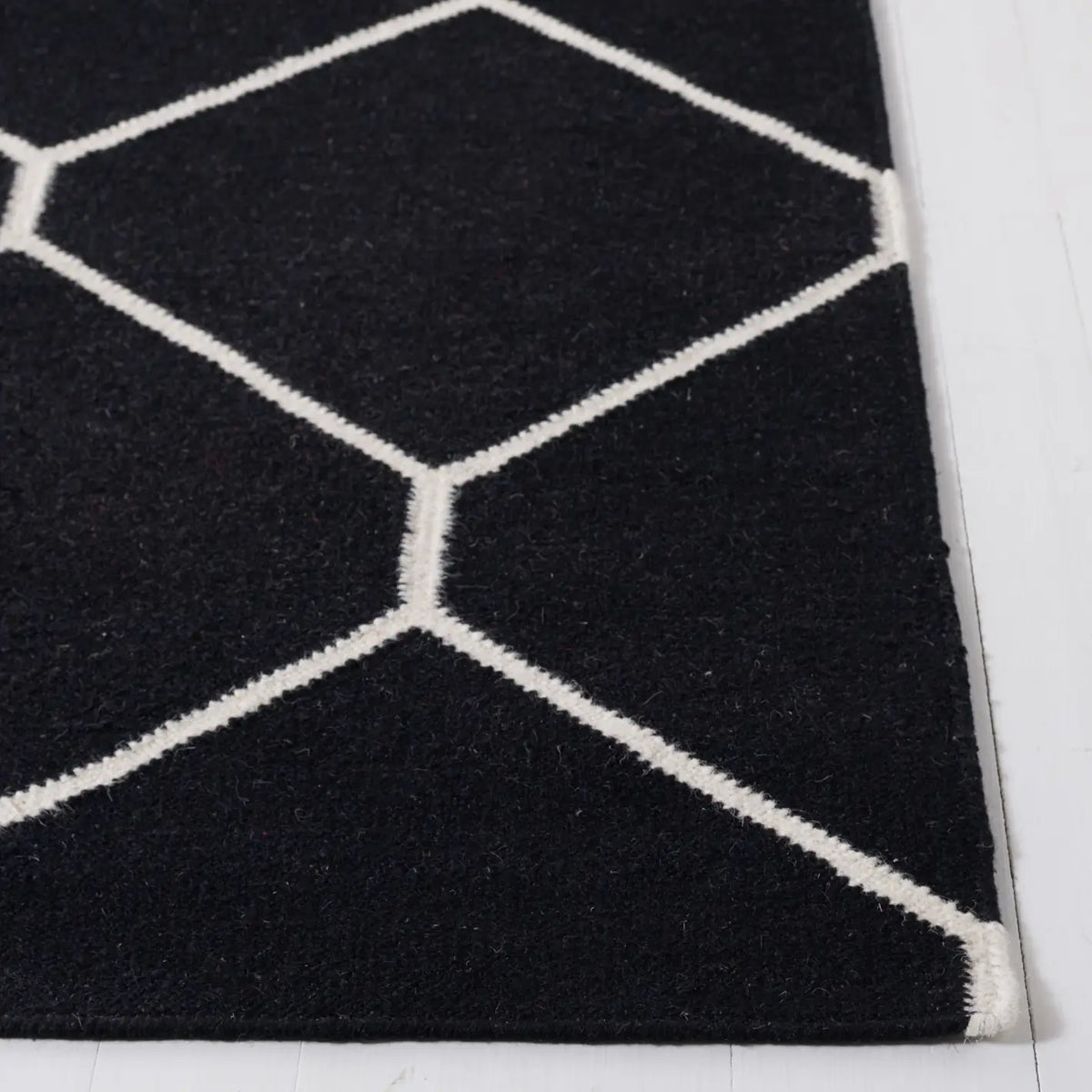 Safavieh Dhurries 4'-0" x 6'-0" Rug in Black / Ivory