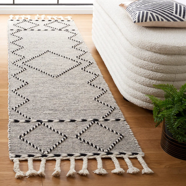 Safavieh Vermont 2'-3" x 8'-0" Rug in Ivory / Black