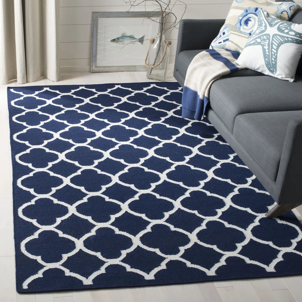 Safavieh Dhurries 4'-0" x 6'-0" Rug in Navy / Ivory