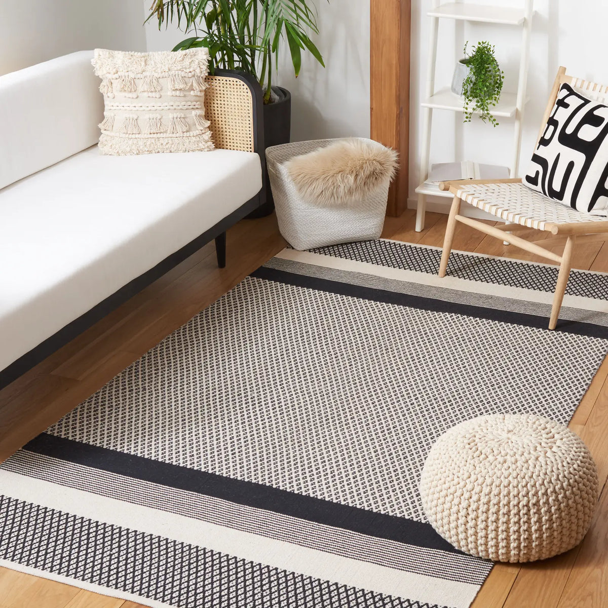 Safavieh Kilim 4'-0" x 6'-0" Rug in Black / Ivory