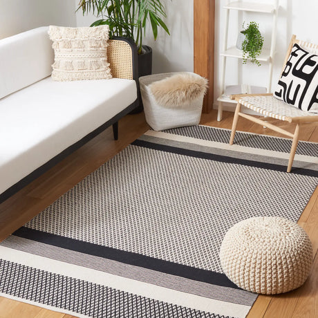 Safavieh Kilim 4'-0" x 6'-0" Rug in Black / Ivory