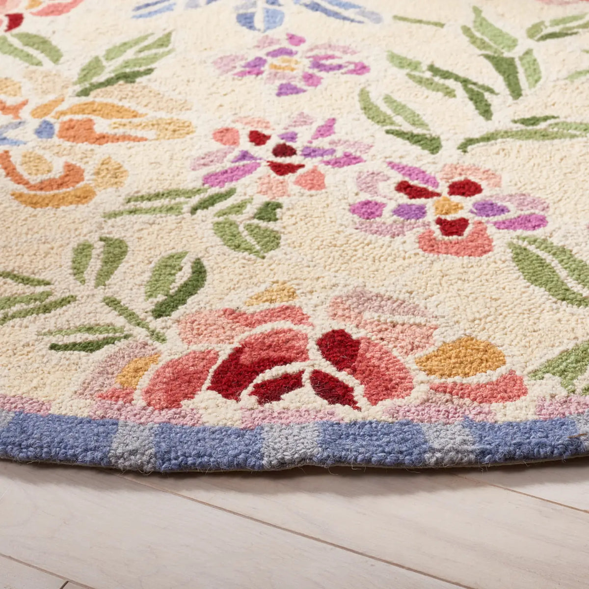 Safavieh Chelsea 5'-6" x 5'-6" Rug in Ivory