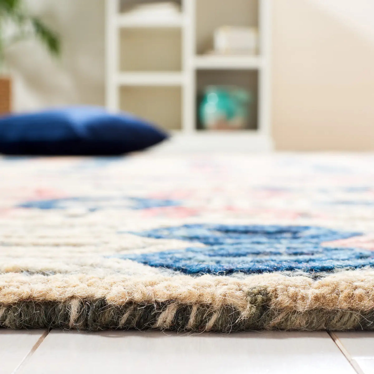 Safavieh Trace 4'-0" x 6'-0" Rug in Grey / Navy