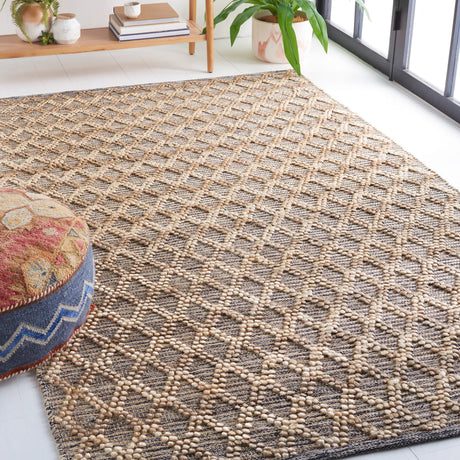 Safavieh Natural Fiber 4'-0" x 6'-0" Rug in Natural / Black