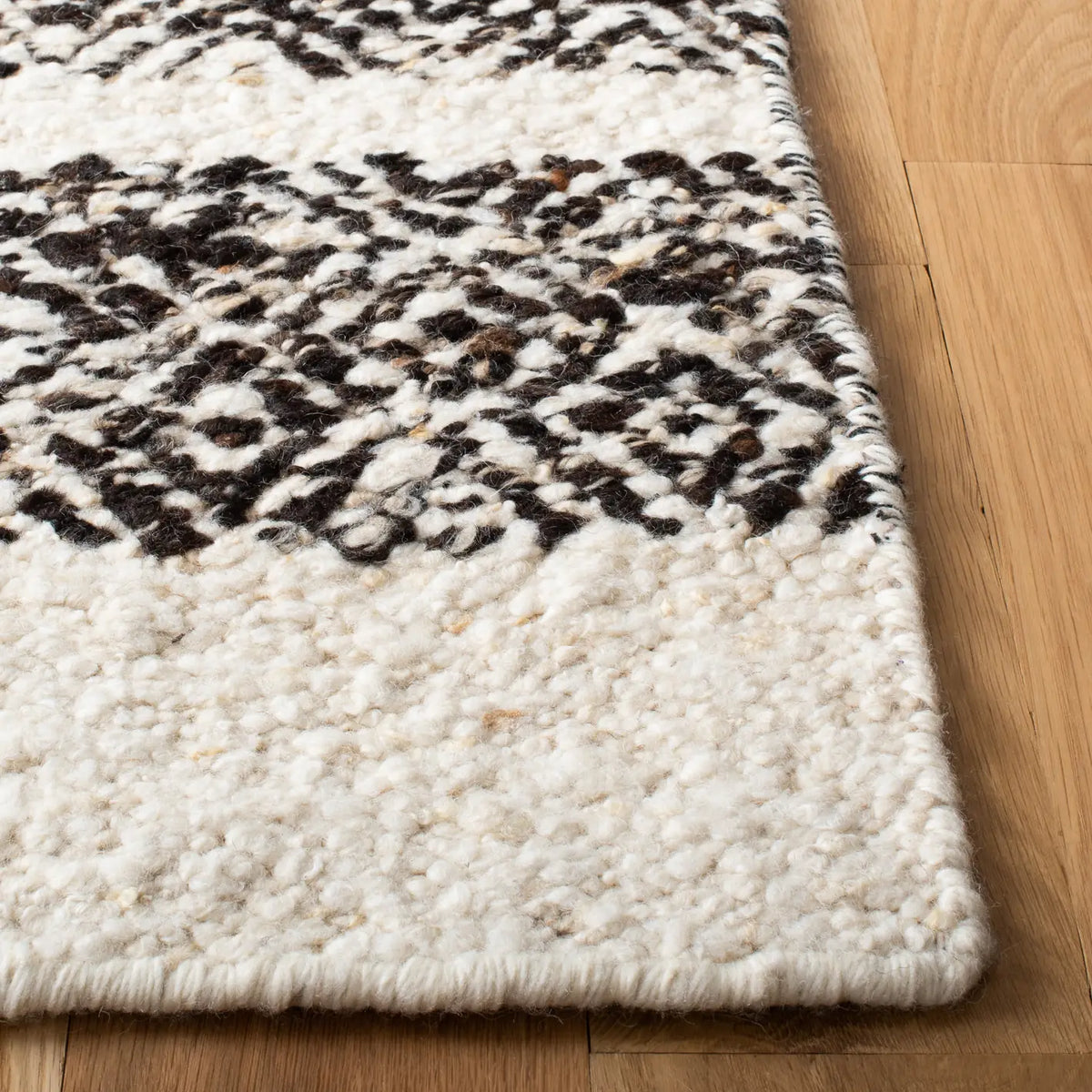 Safavieh Natura 4'-0" x 6'-0" Rug in Black / Ivory