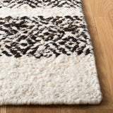 Safavieh Natura 4'-0" x 6'-0" Rug in Black / Ivory