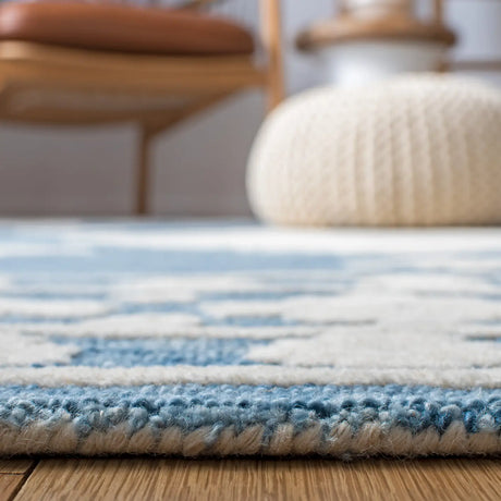 Safavieh Aspen 4'-0" x 6'-0" Rug in Blue / Ivory
