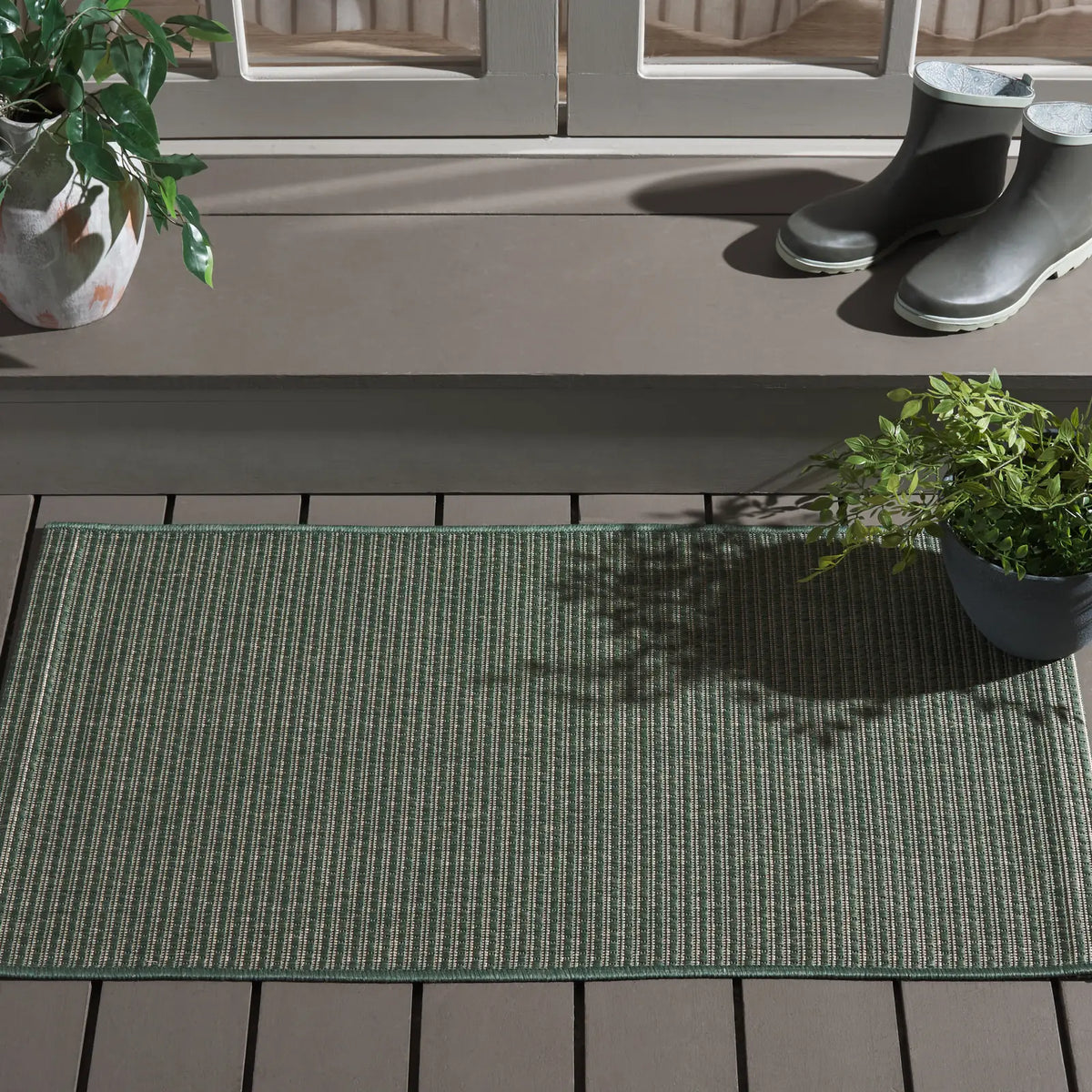 Safavieh Courtyard 2'-0" x 3'-7" Rug in Dark Green / Beige