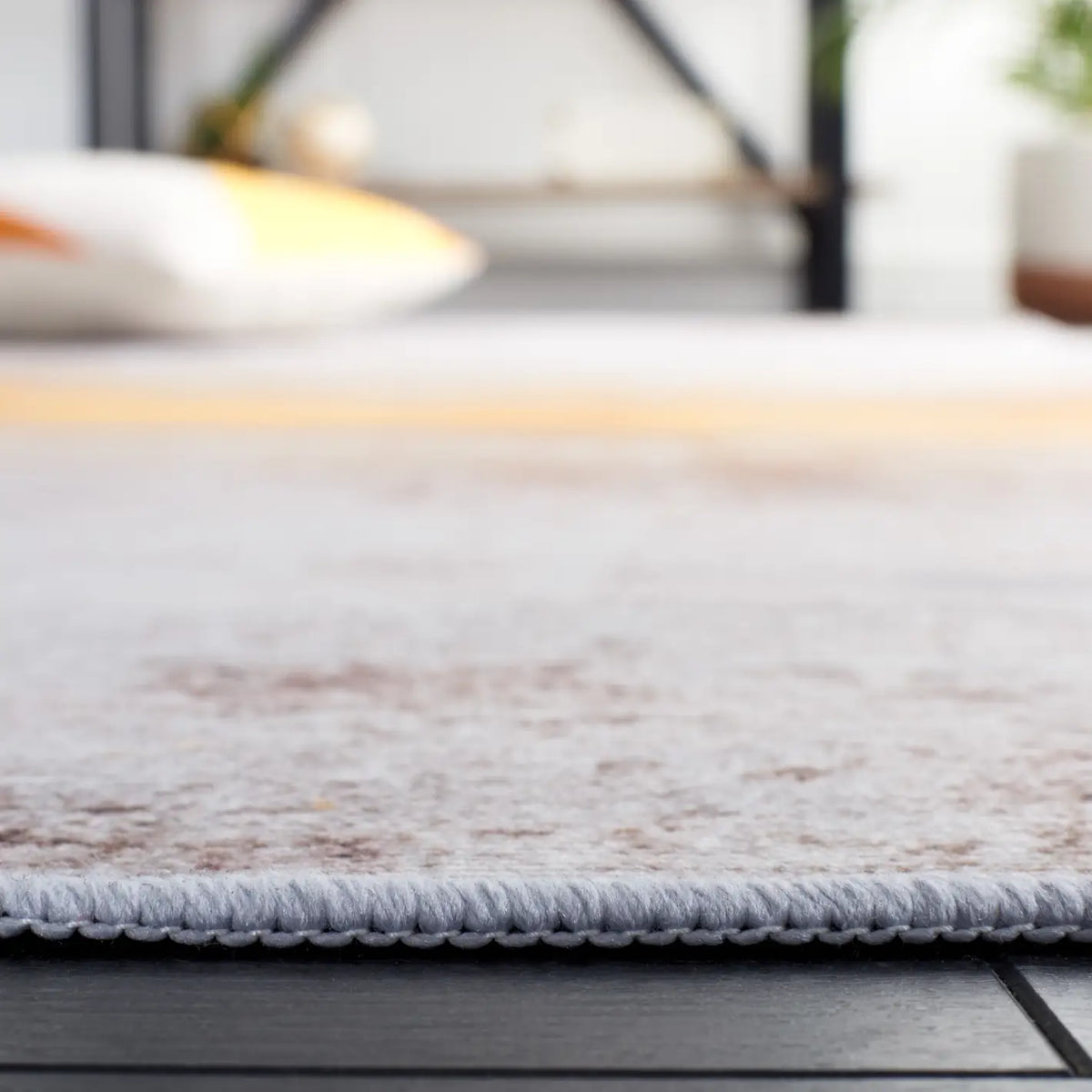 Safavieh Tacoma 4'-0" x 6'-0" Rug in Grey / Rust