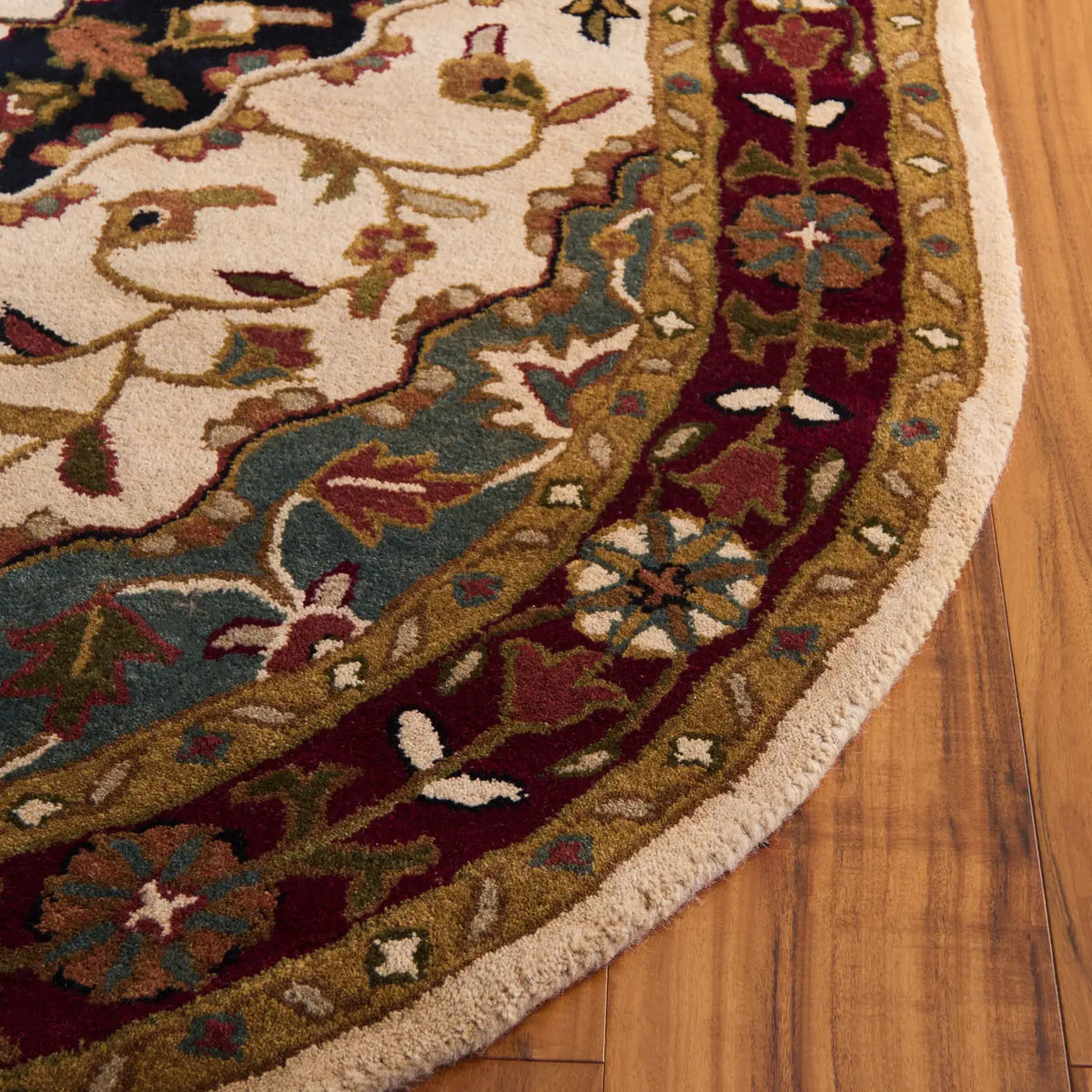 Safavieh Heritage 4'-6" x 6'-6" Rug in Ivory / Red