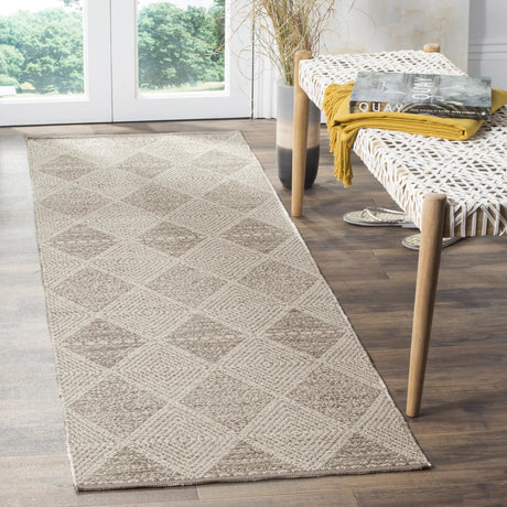 Safavieh Montauk 2'-3" x 7'-0" Rug in Grey