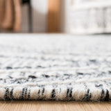 Safavieh Kilim 4'-0" x 6'-0" Rug in Black / Ivory