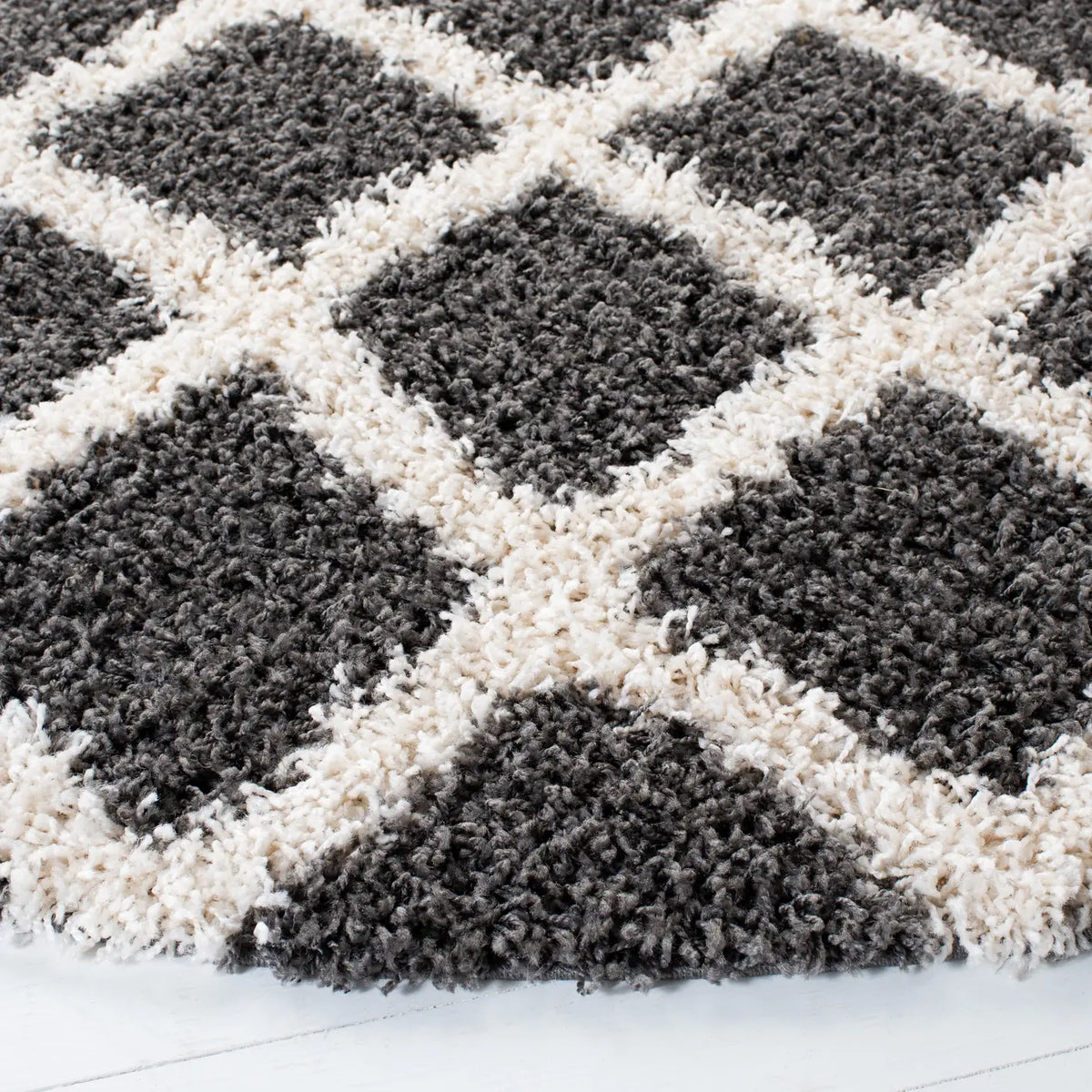 Safavieh Sgd-Dallas Shag 6'-0" x 6'-0" Rug in Dark Grey / Ivory