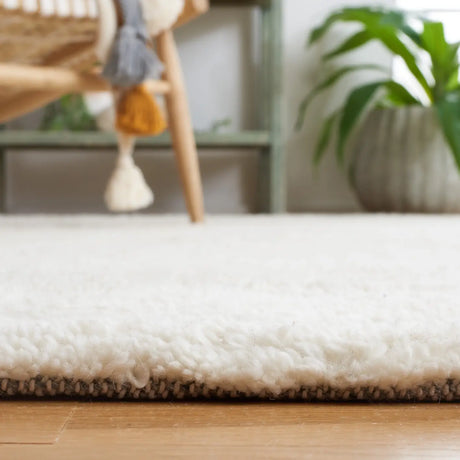 Safavieh Kenya 4'-0" x 6'-0" Rug in Ivory / Grey