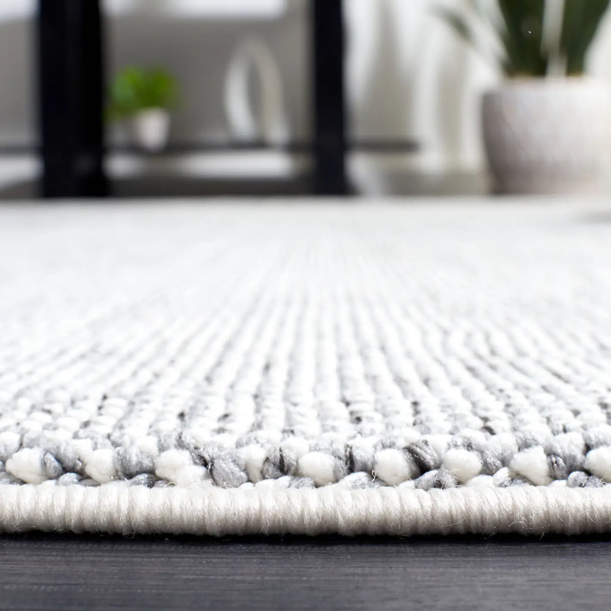 Safavieh River 4'-0" x 6'-0" Rug in Grey / Ivory