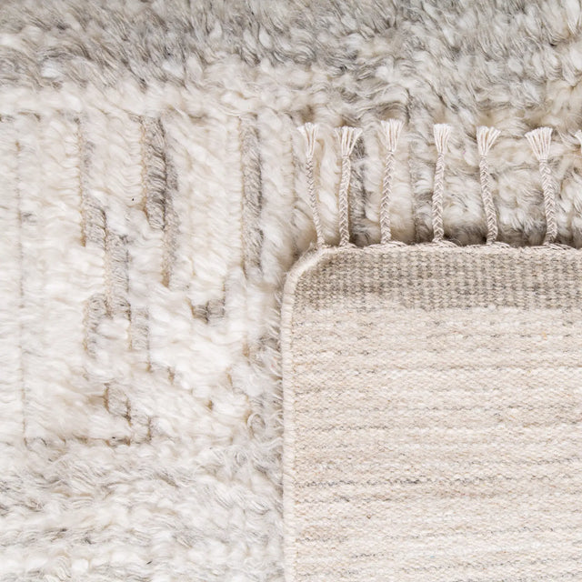 Safavieh Manhattan 4'-0" x 6'-0" Rug in Ivory / Grey
