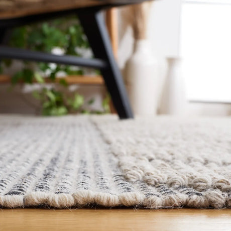 Safavieh Vermont 4'-0" x 6'-0" Rug in Beige / Ivory
