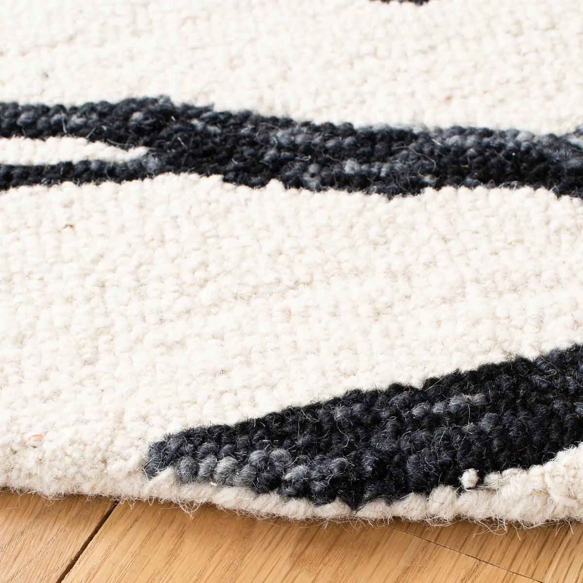 Safavieh Metro 6'-0" x 6'-0" Rug in Black / Ivory