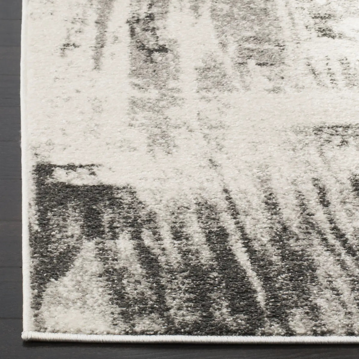 Safavieh Adirondack 4'-0" x 6'-0" Rug in Ivory / Grey