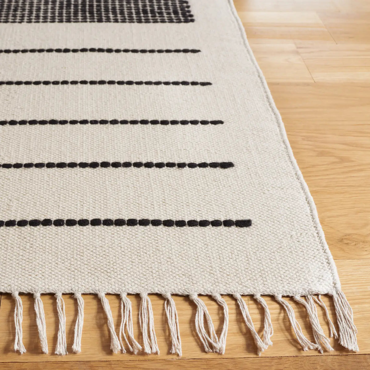 Safavieh Kilim 5'-0" x 8'-0" Rug in Ivory / Black