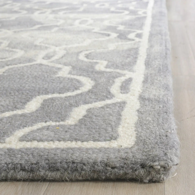 Safavieh Dip Dye 2'-3" x 6'-0" Rug in Grey / Ivory