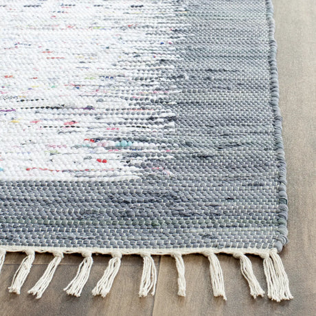 Safavieh Montauk 2'-3" x 6'-0" Rug in Ivory / Grey