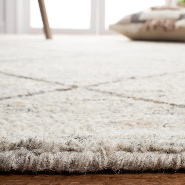 Safavieh Himalaya 5'-0" x 8'-0" Rug in Ivory