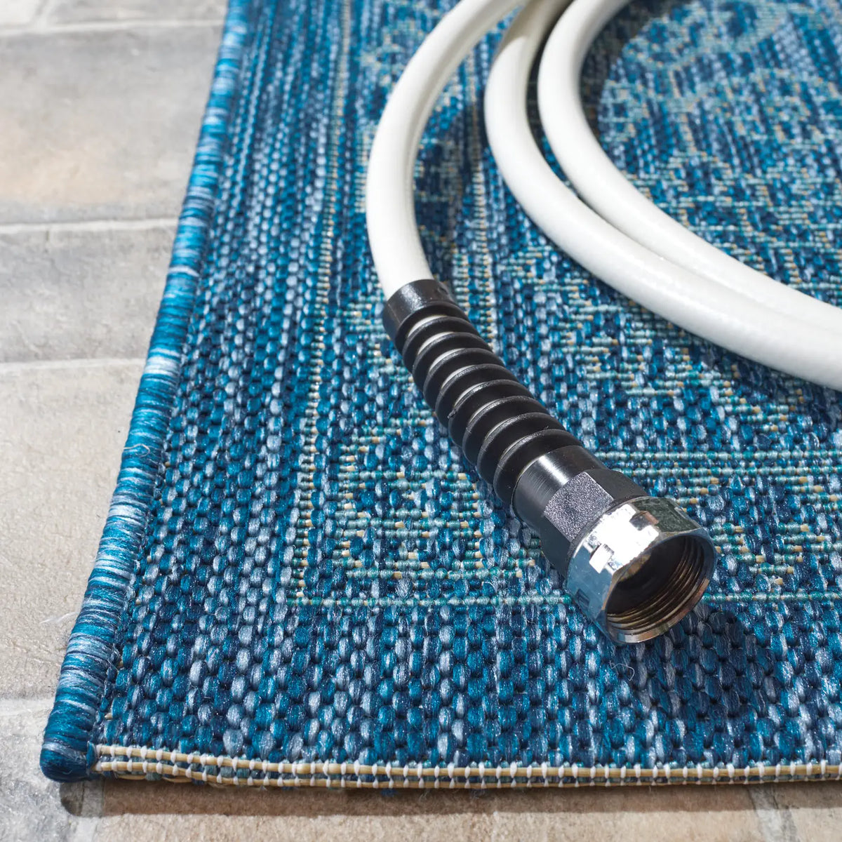 Safavieh Courtyard 4'-0" x 5'-7" Rug in Navy / Ivory