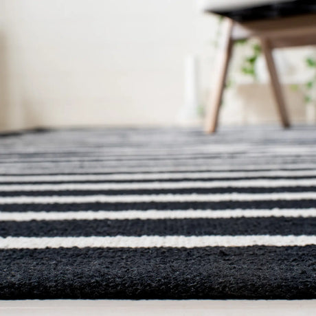 Safavieh Montauk 4'-0" x 6'-0" Rug in Black / Ivory