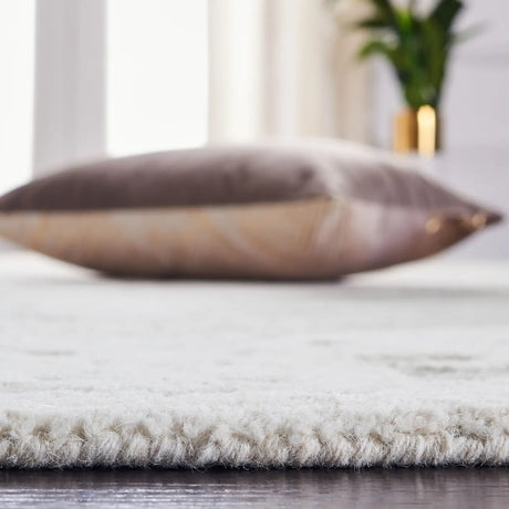 Safavieh Micro-Loop 4'-0" x 6'-0" Rug in Grey / Ivory