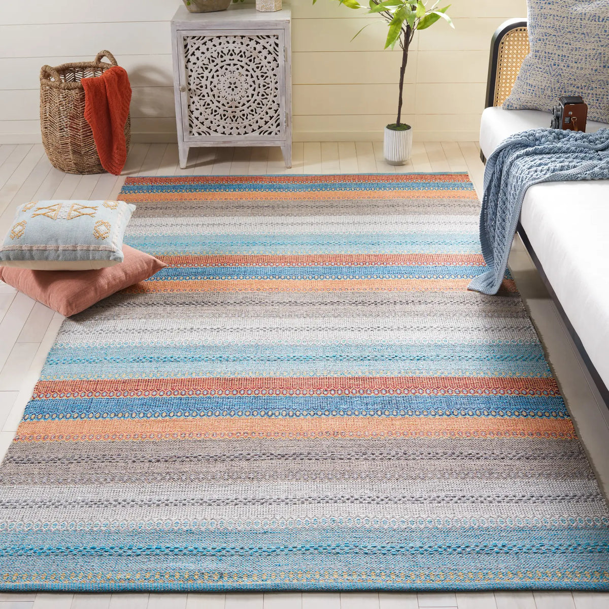 Safavieh Montauk 4'-0" x 6'-0" Rug in Grey / Orange