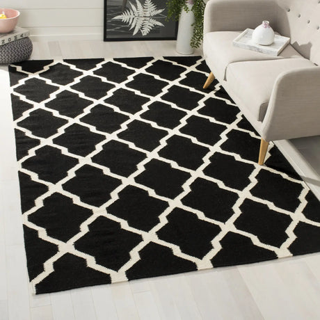 Safavieh Dhurries 4'-0" x 6'-0" Rug in Black / Ivory
