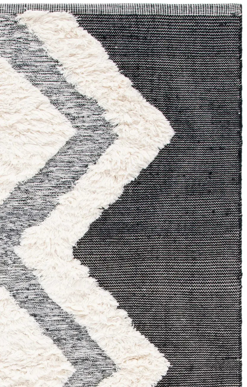 Safavieh Kenya 6'-0" x 9'-0" Rug in Ivory / Black