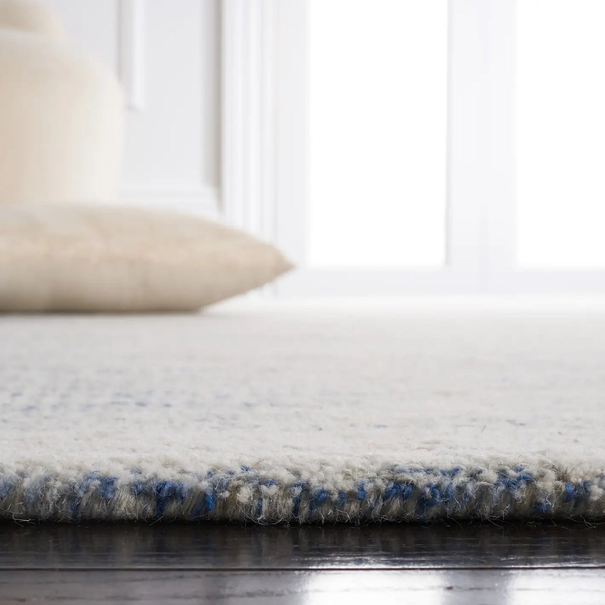 Safavieh Metro 4'-0" x 6'-0" Rug in Blue / Ivory