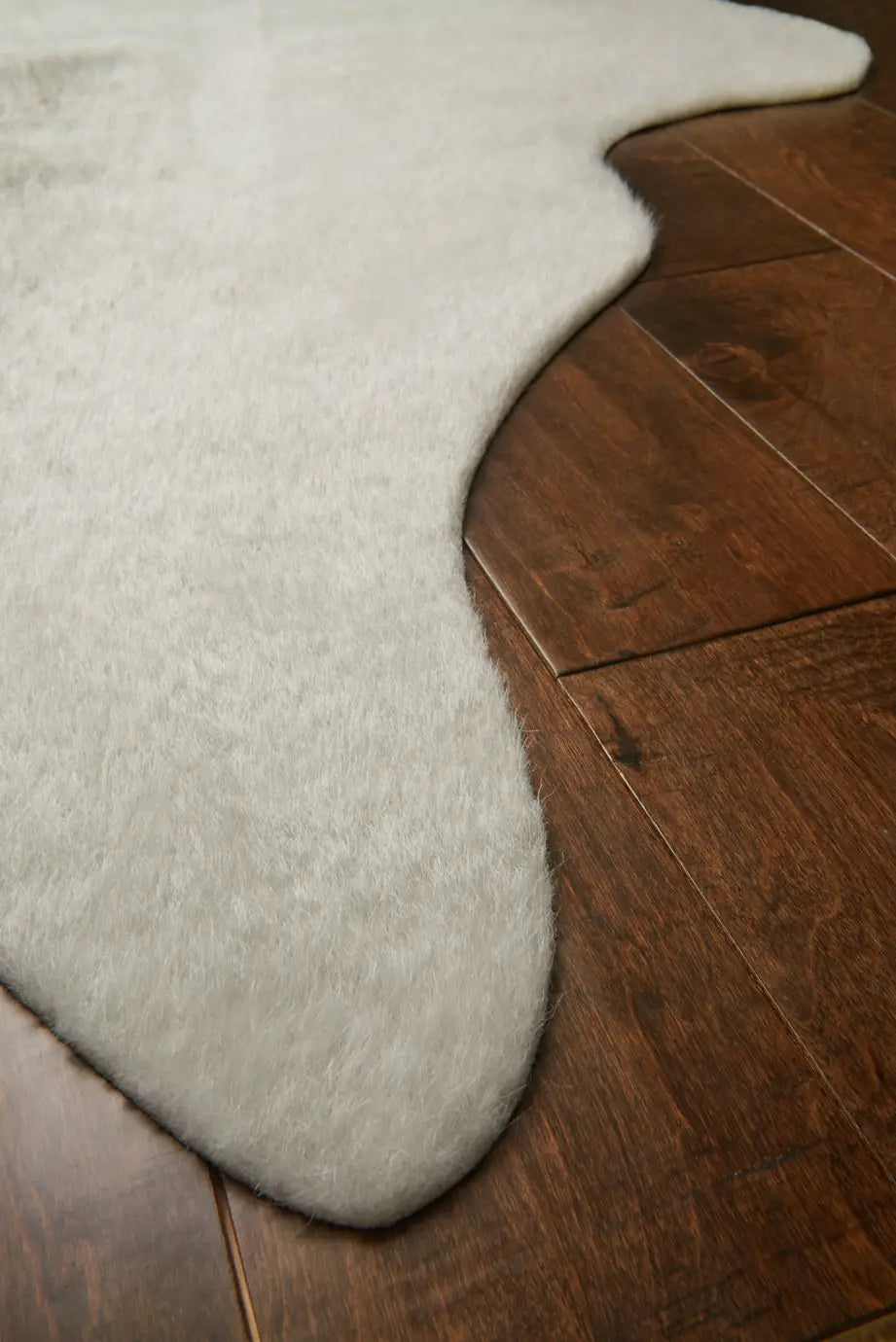 Loloi Grand Canyon Gc-15 Silver / Grey Rugs - corner on wood