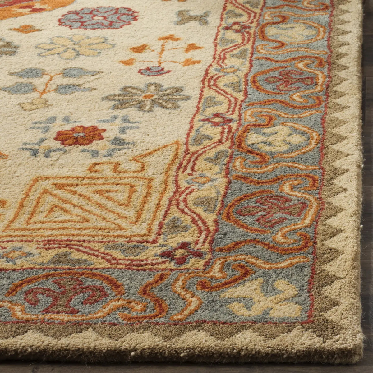 Safavieh Heritage 4'-0" x 6'-0" Rug in Beige / Multi