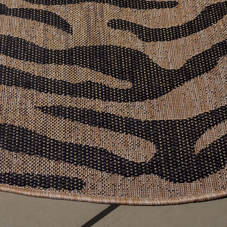 Safavieh Courtyard 6'-7" x 6'-7" Rug in Gold / Natural