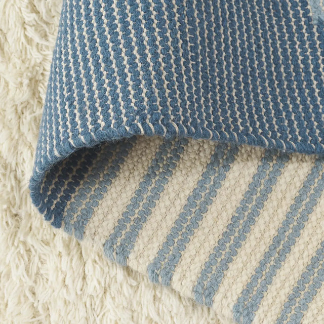 Safavieh Kenya 4'-0" x 6'-0" Rug in Blue / Ivory