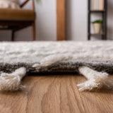 Safavieh Casablanca 4'-0" x 6'-0" Rug in Grey / Ivory