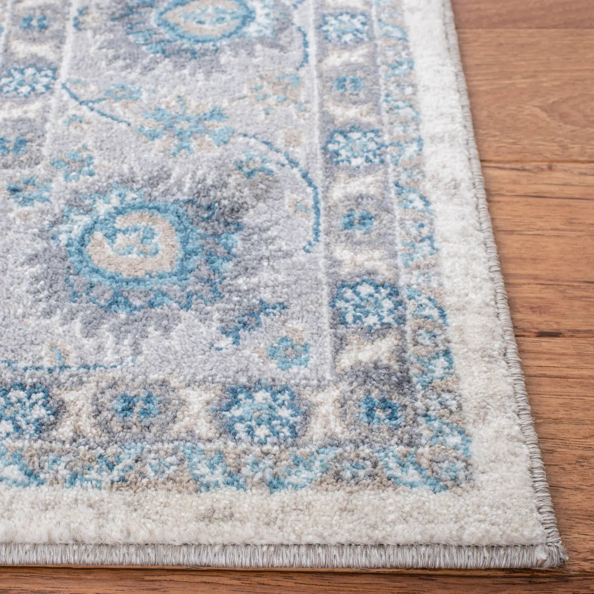 Safavieh Sofia 4'-0" x 5'-7" Rug in Ivory / Blue