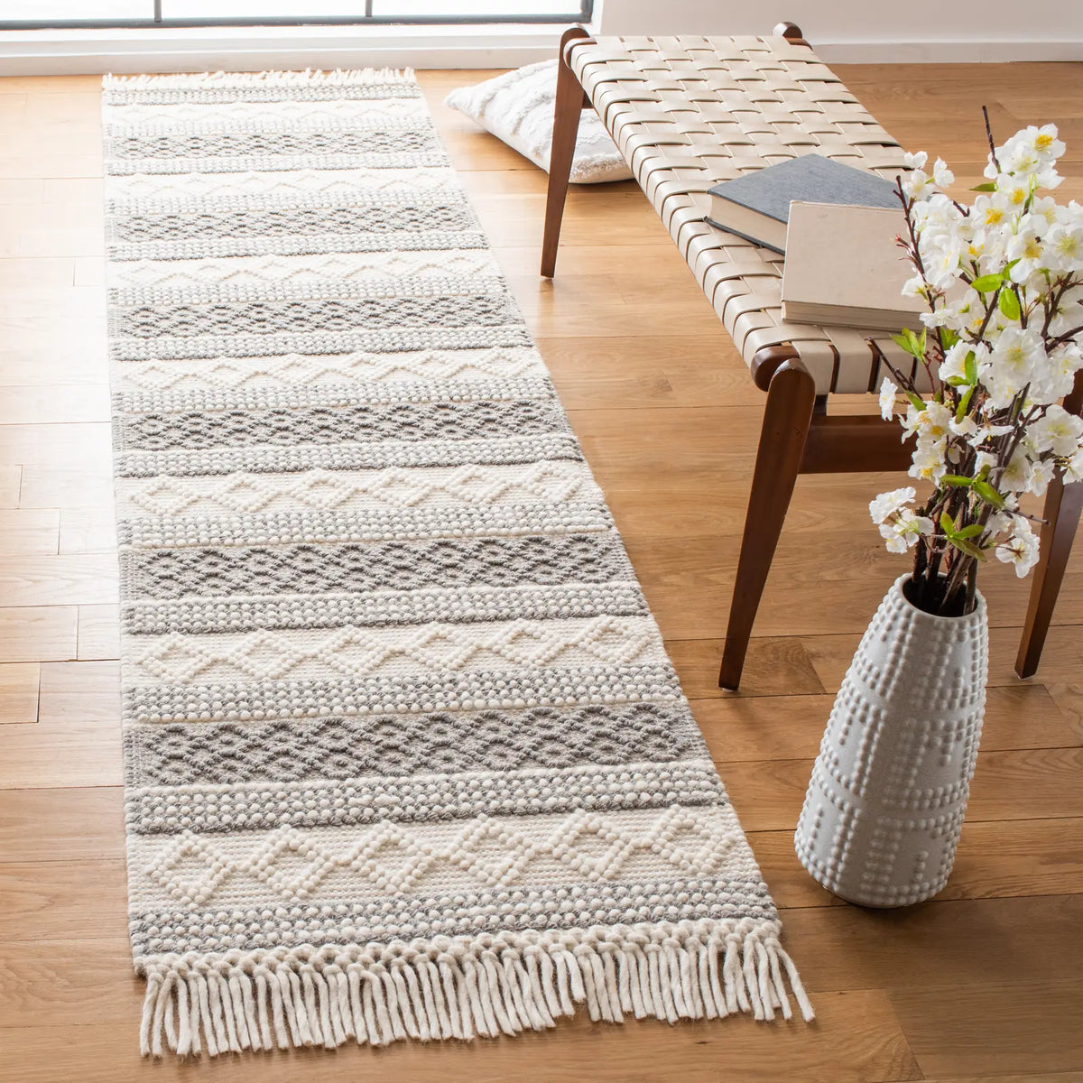 Safavieh Natura 2'-3" x 7'-0" Rug in Ivory / Grey