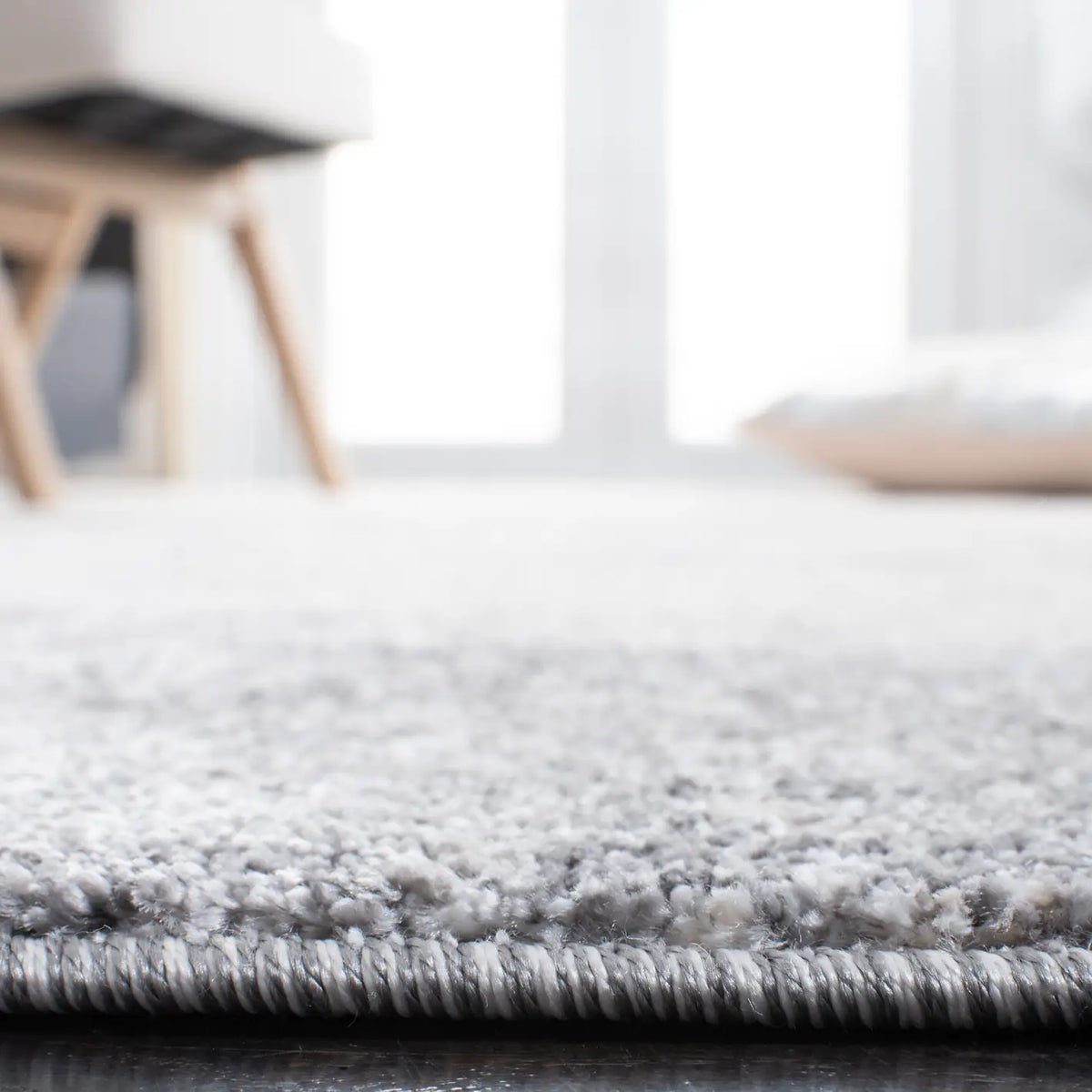 Safavieh Aston 4'-0" x 6'-0" Rug in Ivory / Grey