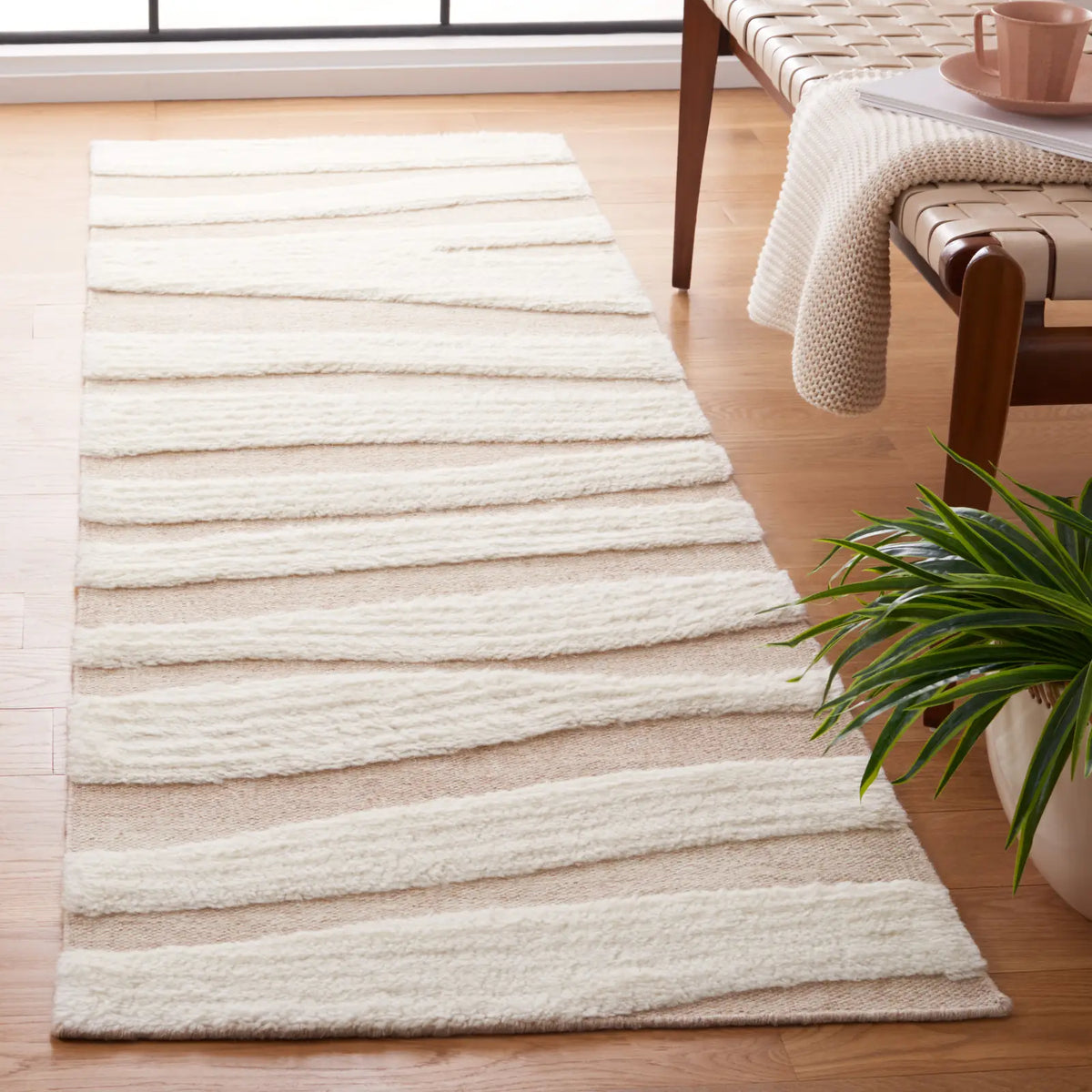Safavieh Manhattan 2'-3" x 8'-0" Rug in Ivory / Beige