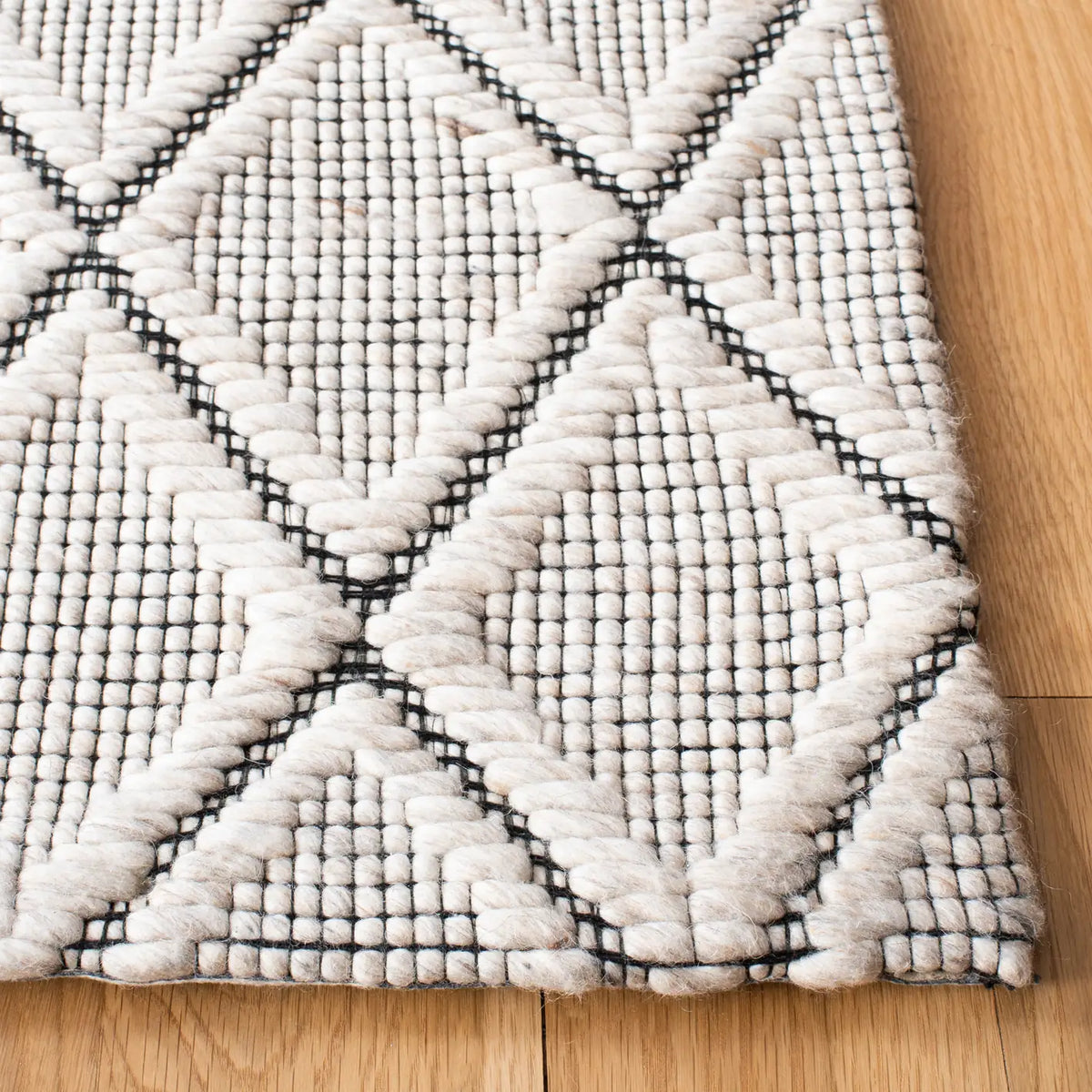 Safavieh Marbella 4'-0" x 6'-0" Rug in Silver / Black