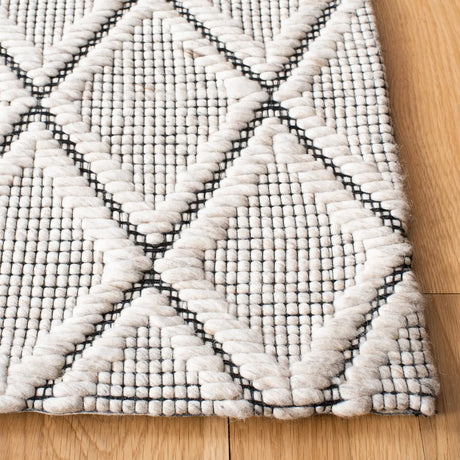 Safavieh Marbella 4'-0" x 6'-0" Rug in Silver / Black