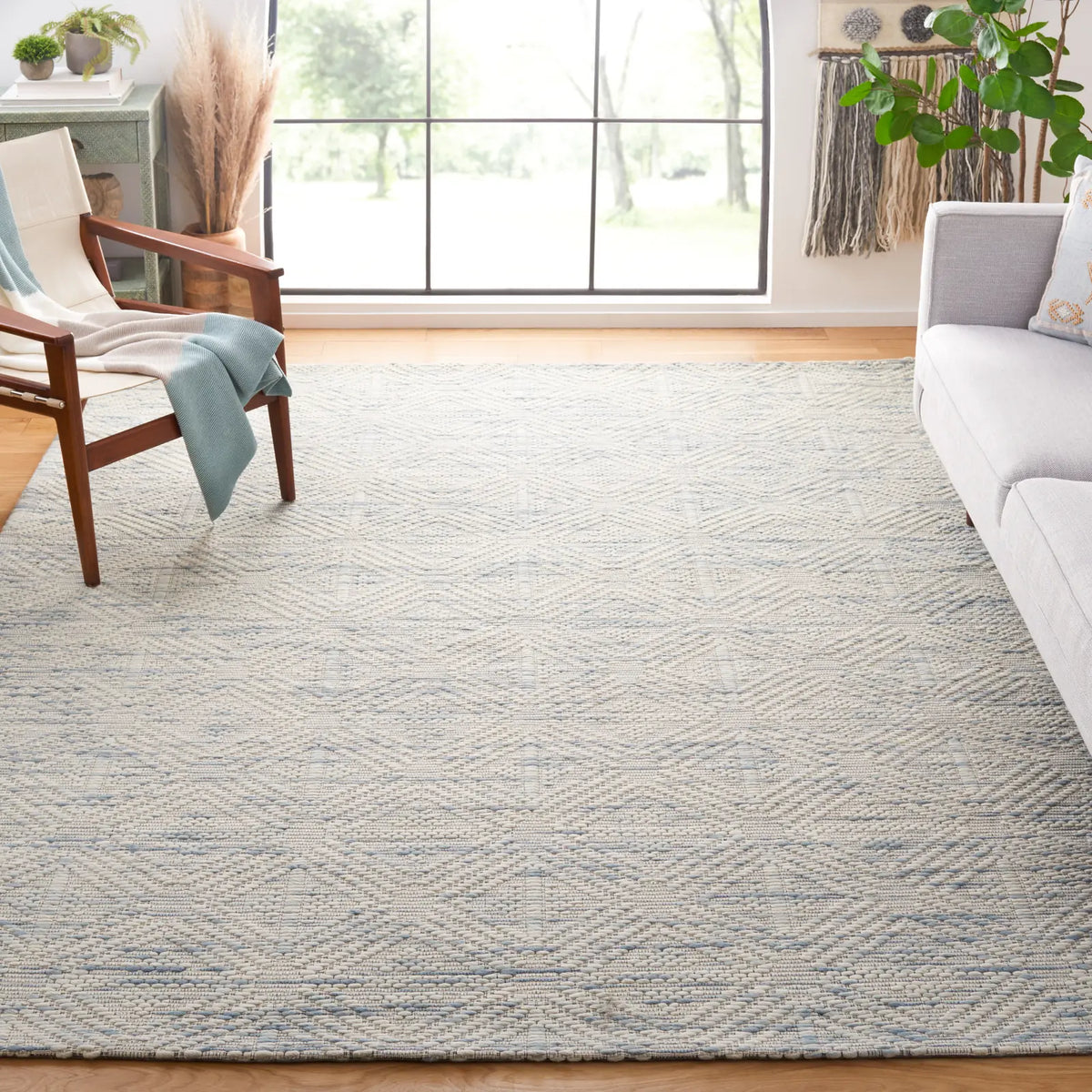 Safavieh Marbella 6'-0" x 9'-0" Rug in Light Blue / Beige