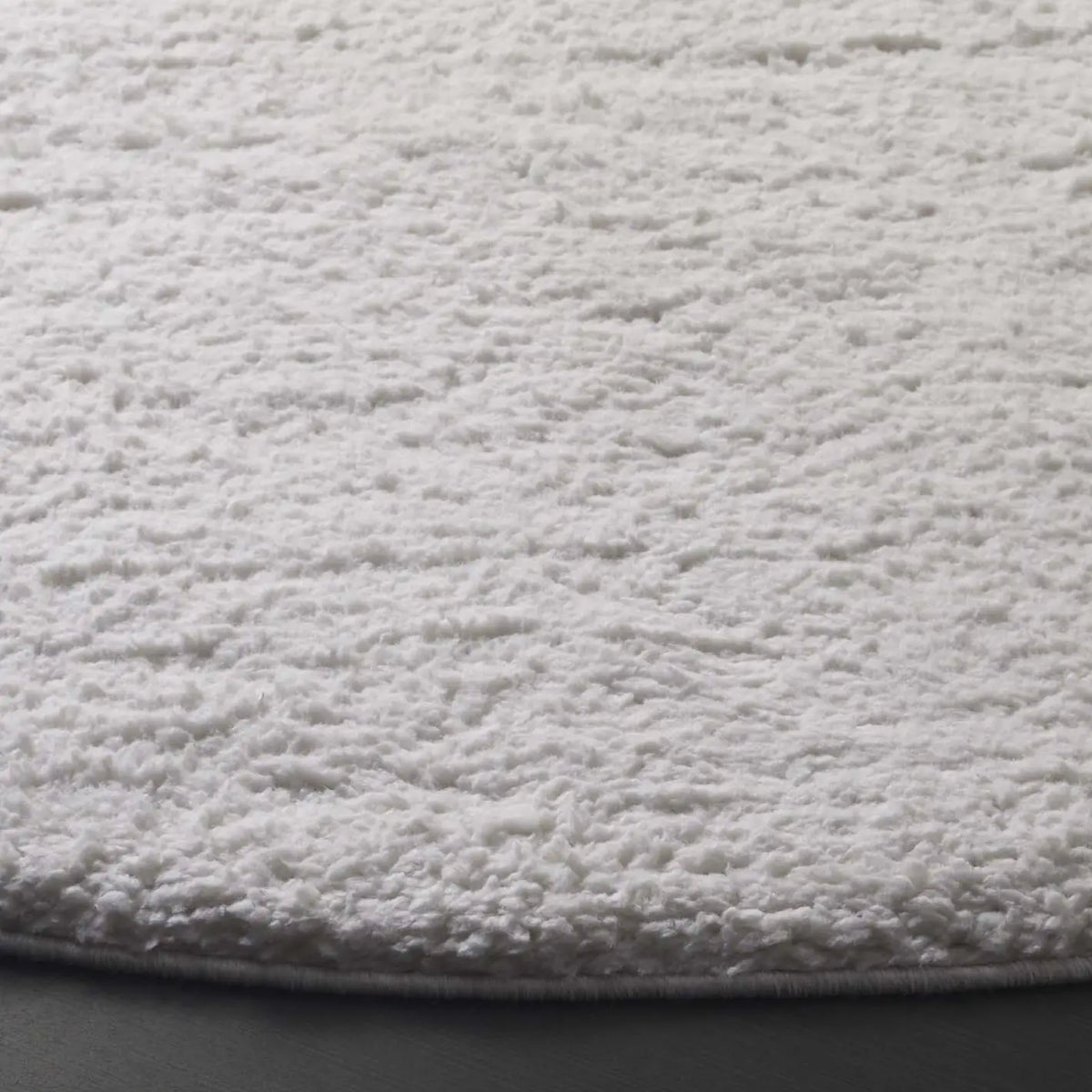 Safavieh Rumi Shag 6'-7" x 6'-7" Rug in Ivory
