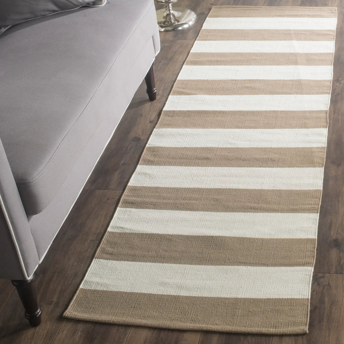 Safavieh Montauk 2'-3" x 7'-0" Rug in Sand / Ivory