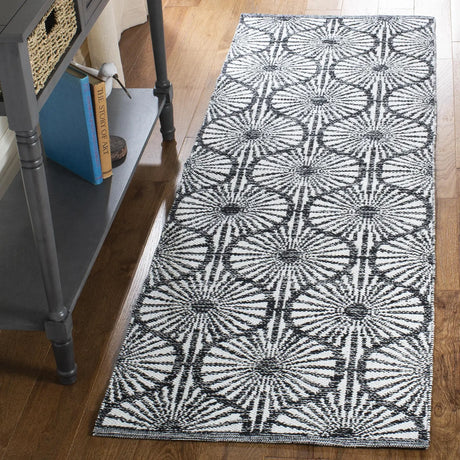 Safavieh Montauk 2'-3" x 7'-0" Rug in Black / Ivory